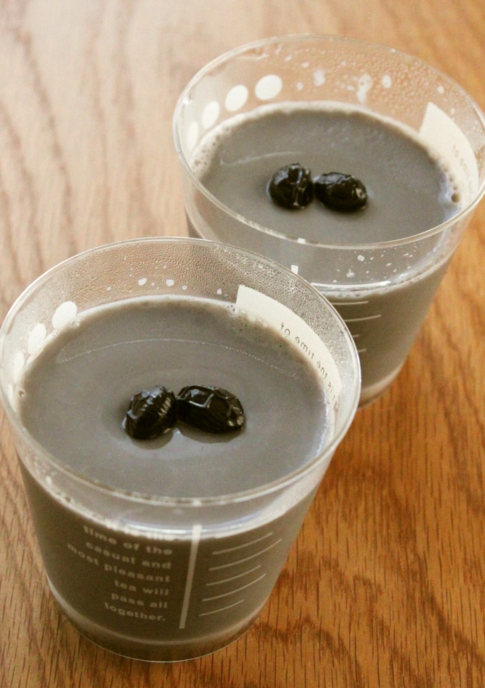 黒豆でリメイク！とろとろ～黒豆豆乳プリン-レシピのメイン写真