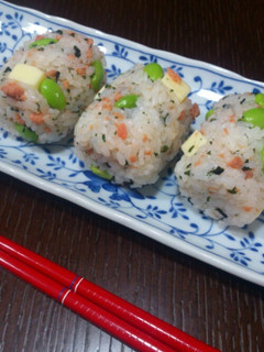 枝豆★チーズ★鮭★ワカメの おにぎり-レシピのメイン写真