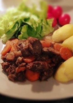 煮込むだけ！簡単ビーフブルギニョン-レシピのメイン写真