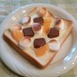 マシュマロとチョコと果物のチーズトースト