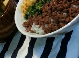 簡単♡三色丼～卵と小松菜ナムルと肉そぼろ-レシピのメイン写真