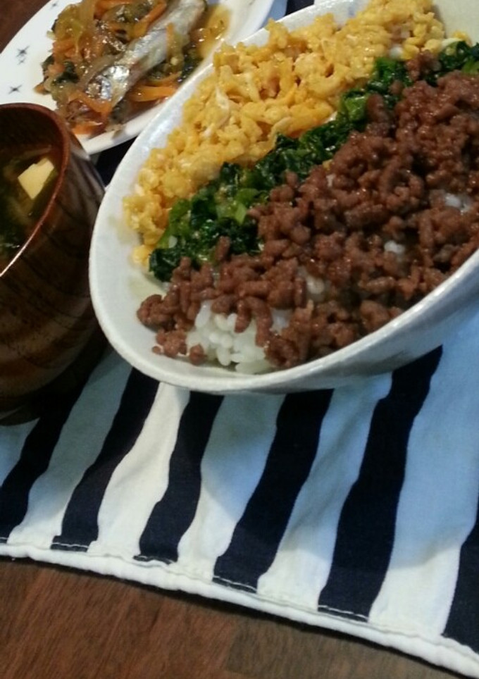 簡単♡三色丼～卵と小松菜ナムルと肉そぼろ-レシピのメイン写真