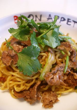 簡単★牛肉とパクチーのアジア風焼きそば-レシピのメイン写真