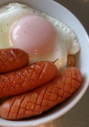 旦那も子供も大好き♪!甘辛ウインナー丼-レシピのメイン写真