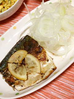 鯖の塩レモン焼き*オニオンスライス添え-レシピのメイン写真
