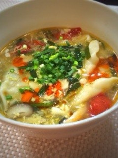 酸辣湯(サンラータン)でスープ餃子-レシピのメイン写真