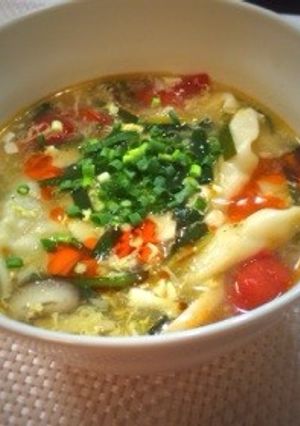 酸辣湯（サンラータン）でスープ餃子-レシピのメイン写真