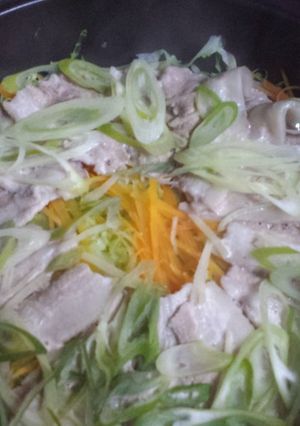 土鍋で千切り野菜と豚バラ肉の重ね蒸し-レシピのメイン写真