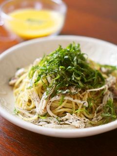 茹で鶏で☆梅、胡麻、大葉の和風パスタ-レシピのメイン写真