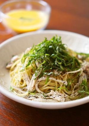 茹で鶏で☆梅、胡麻、大葉の和風パスタ-レシピのメイン写真