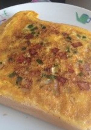 卵と余った野菜でオムレツパン!-レシピのメイン写真