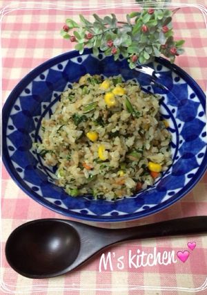 息子も絶賛♪春菊たっぷりガリバタ炒飯♡-レシピのメイン写真