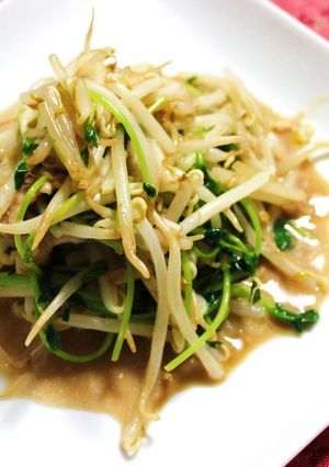 豆苗ともやしのコクうまオイマヨ炒め-レシピのメイン写真