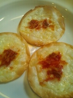 餃子の皮おつまみ!パリパリキムチーズピザ-レシピのメイン写真