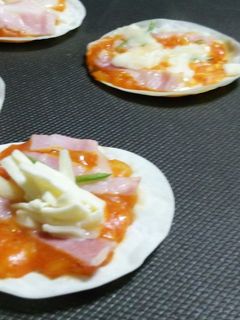餃子の皮でミニピザ-レシピのメイン写真