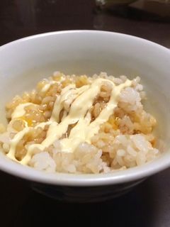 マヨネーズ+焼き肉タレ卵かけごはん-レシピのメイン写真