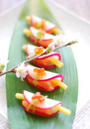 華やかおつまみ♪簡単大根と鮭の花びら餅風-レシピのメイン写真