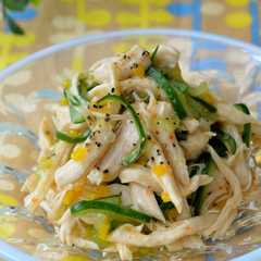 A picture of 蒸し鶏のサラダ*ハニースイートチリソース.
