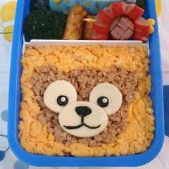 รูปของ そぼろでダッフィーキャラ弁当