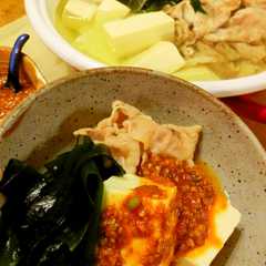 A picture of ワカメたっぷり湯豆腐(韓国風ダレ）.
