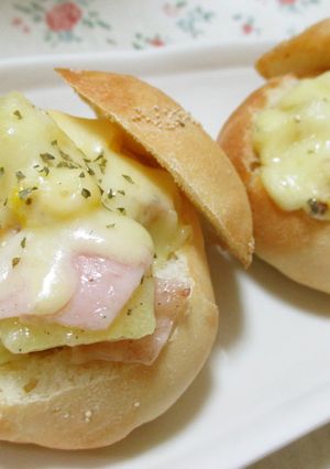 パンの器にハム・コーン・ポテト焼き-レシピのメイン写真