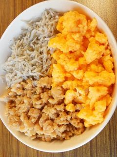 しらすと鶏そぼろと卵の三色丼-レシピのメイン写真
