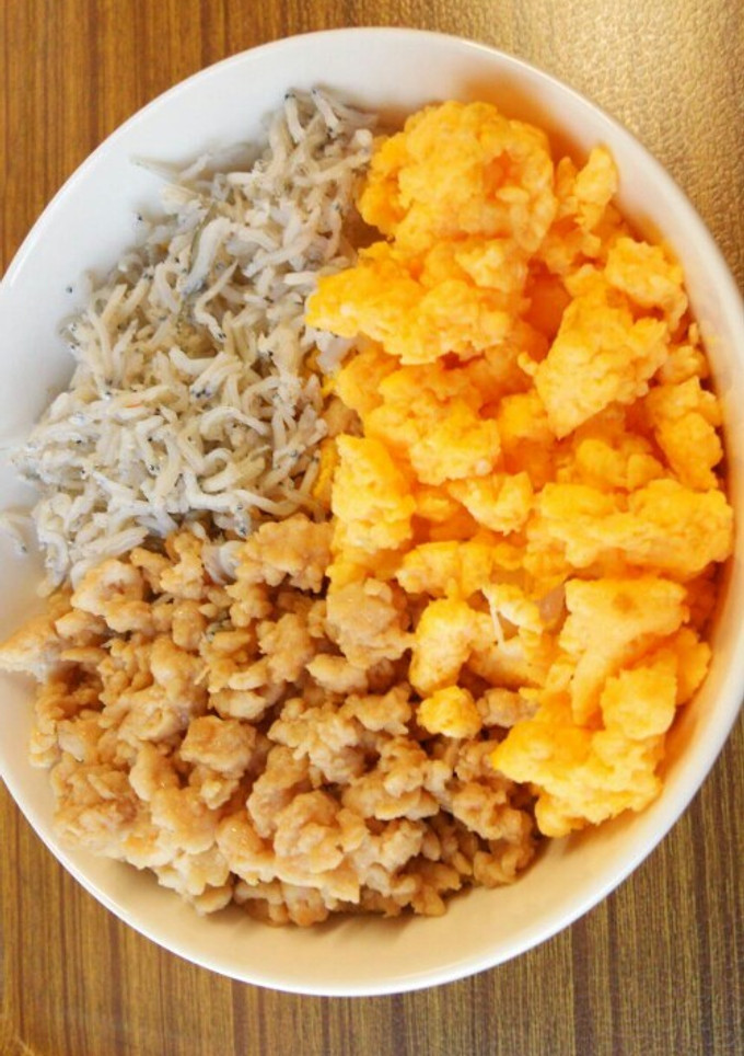 しらすと鶏そぼろと卵の三色丼-レシピのメイン写真
