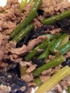 ニンニクの芽と豚肉炒め(蒜苗炒肉)-レシピのメイン写真