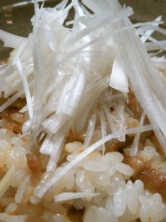 簡単一人暮らし)お肉と葱の混ぜバターご飯-レシピのメイン写真