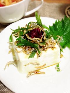 豆腐で一品!カリカリ炒りしらすと大葉乗せ-レシピのメイン写真