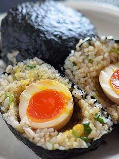 とろ~り半熟煮たまごでばくだんおにぎり-レシピのメイン写真
