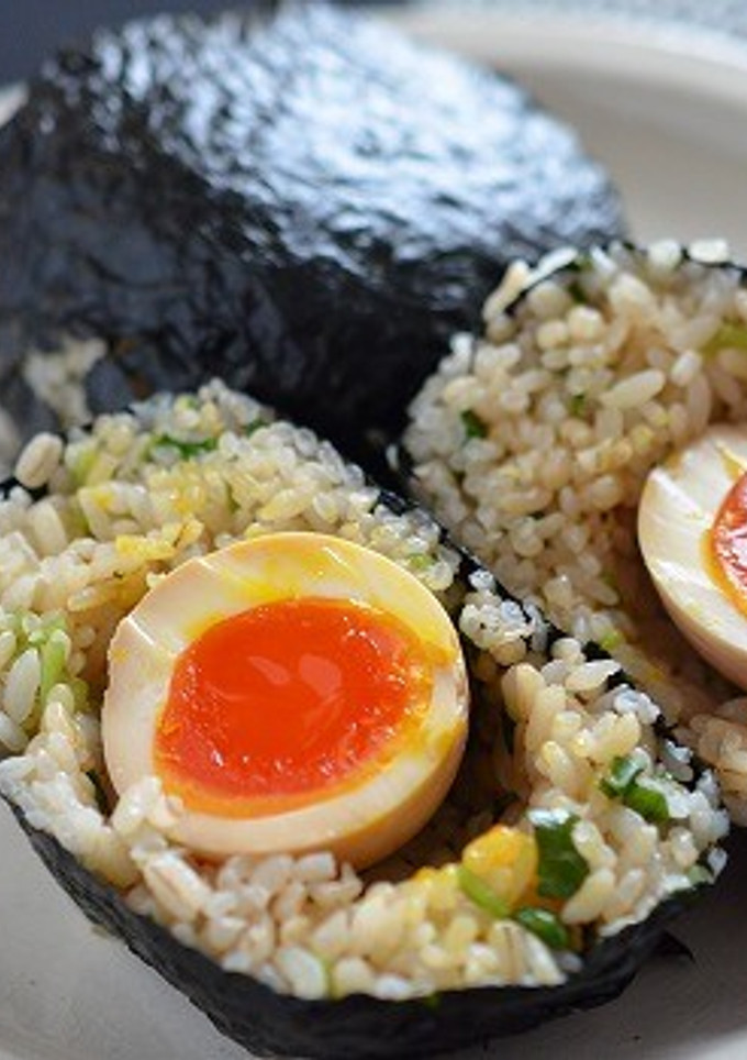 とろ～り半熟煮たまごでばくだんおにぎり-レシピのメイン写真