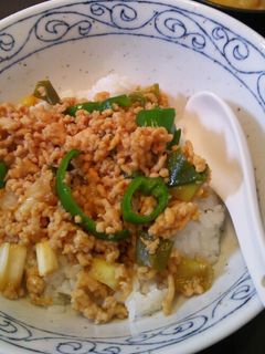 超簡単☆野菜もとれる生姜焼風?鶏そぼろ丼-レシピのメイン写真