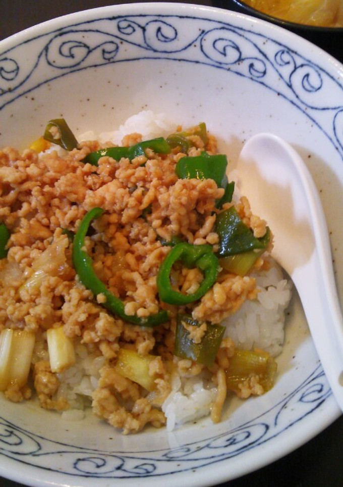 超簡単☆野菜もとれる生姜焼風？鶏そぼろ丼-レシピのメイン写真