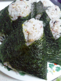 お茶漬けの素でおにぎり作ると美味しいよ!-レシピのメイン写真