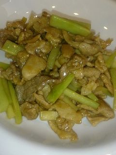簡単!ブロッコリーの茎と豚肉の甘酢炒め-レシピのメイン写真