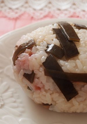だし昆布と梅のおにぎり☆大根の皮入り☆お-レシピのメイン写真