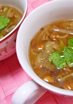 やっちゃった白菜ＤＥなめこトロリンすぅぷ-レシピのメイン写真