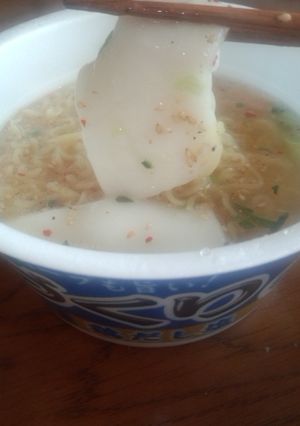 ズボラ飯カップ麺に餅入れて待つだけ！-レシピのメイン写真