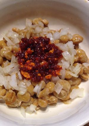 《簡単♪納豆アレンジ》食べるラー油＋玉葱-レシピのメイン写真