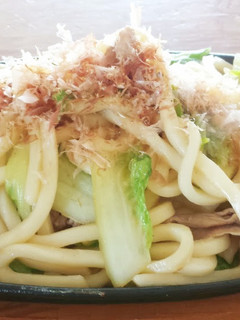 白菜と豚肉の焼きうどんon卵-レシピのメイン写真