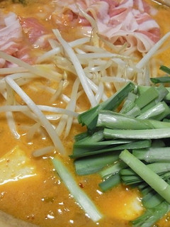 味付け簡単!芯から温まる♪白味噌キムチ鍋-レシピのメイン写真