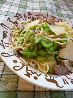 セロリ・りんご・シメジ・豚肉の塩焼きそば-レシピのメイン写真
