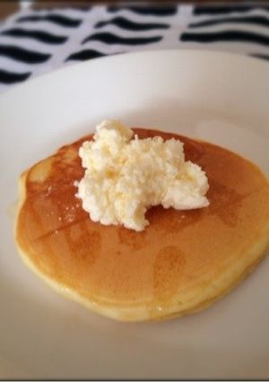 パンケーキにフワフワバタークリーム-レシピのメイン写真