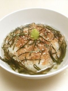 シーチキンと梅の焼きおにぎり茶漬け-レシピのメイン写真