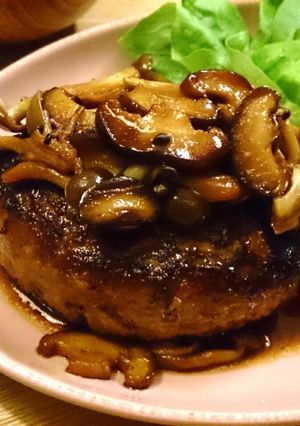 肉汁溢れるキノコ醤油ハンバーグ-レシピのメイン写真