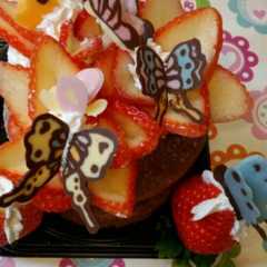 รูปของ チョコ蝶々の華やかデコ