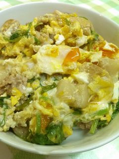 調味料は3・2・1…セリと麩のすき煮風丼-レシピのメイン写真