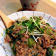 レタスまるごと1玉!挽き肉の甘辛お味噌丼