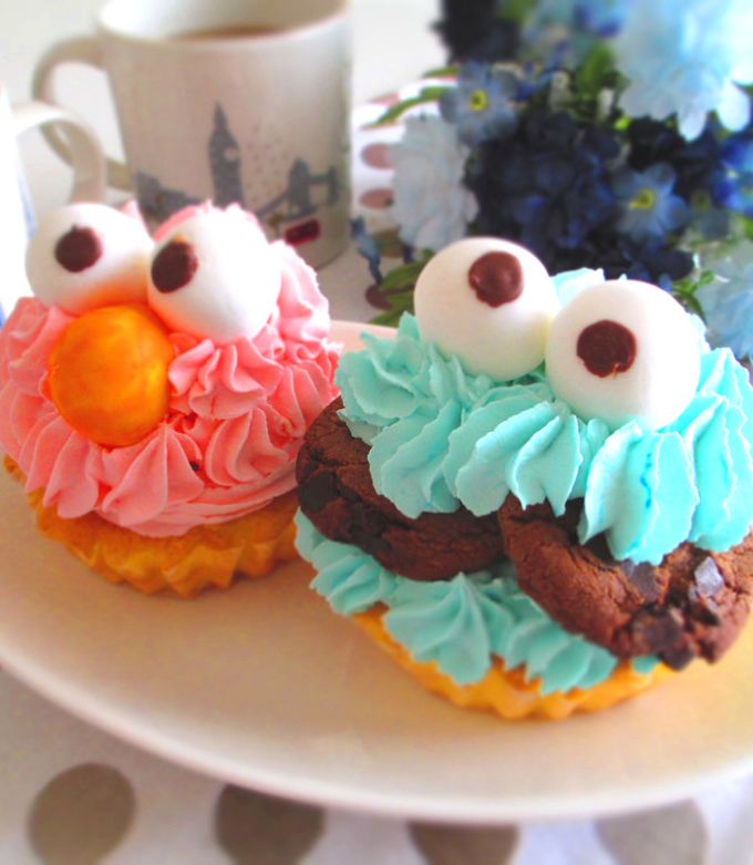 エルモ＆クッキーモンスターのカップケーキ by Marrietty